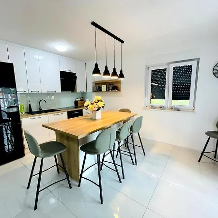 Modern Near Center, Free Parking * Traù