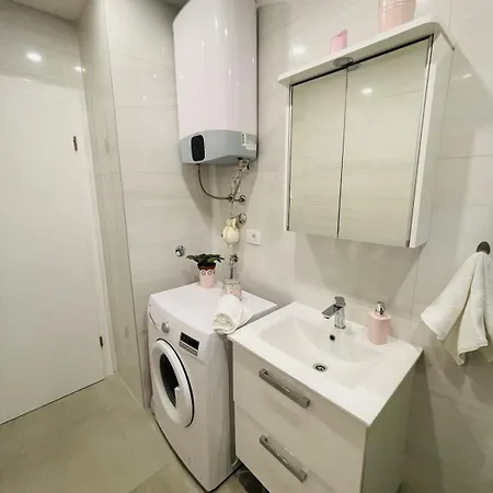 Апартаменты Modern Near Center, Free Parking