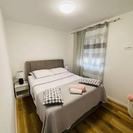 아파트 Modern Near Center, Free Parking 트로기르