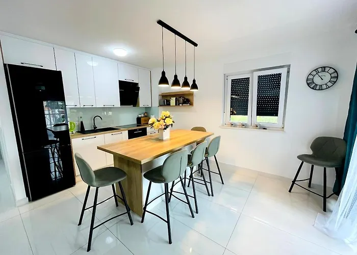 Modern Near Center, Free Parking * 트로기르