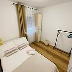 Modern Near Center, Free Parking Apartment