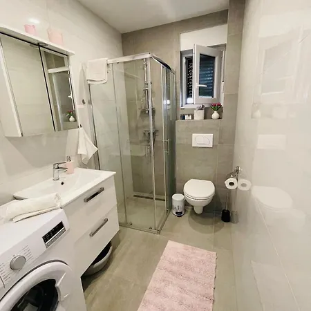 Modern Near Center, Free Parking *