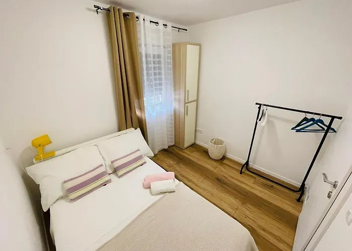Modern Near Center, Free Parking شقة تروغير